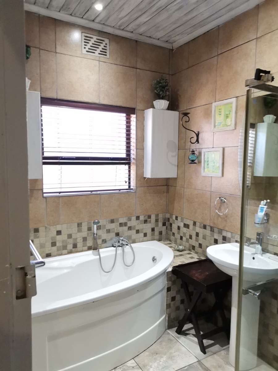 3 Bedroom Property for Sale in Peerless Park East Western Cape